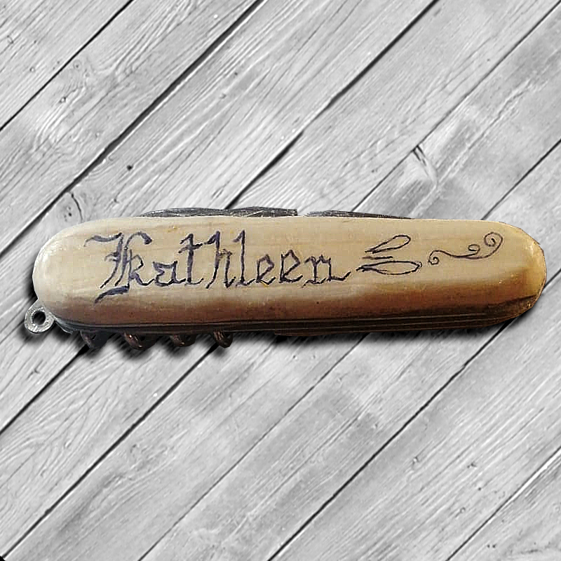 Taschenmesser mit Holzgriff und Gravur